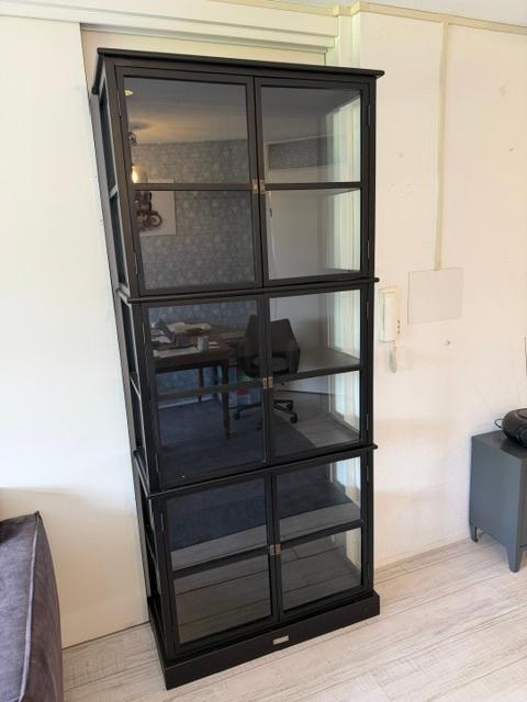 Prachtige hoge vitrinekast van zwart hout, merk Lifestyle, Ophalen, Met plank(en), Gebruikt, 200 cm of meer