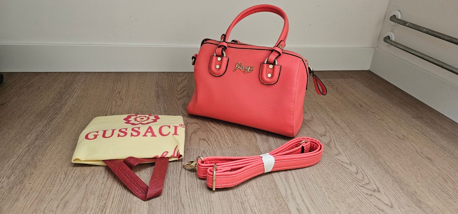 Gussaci handtas koraalrood met schouderband, Ophalen, Zo goed als nieuw, Overige kleuren, Handtas