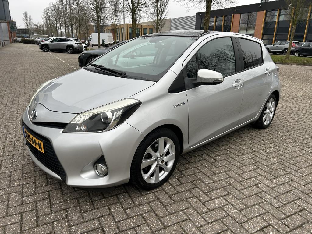 Toyota Yaris 1.5 Full Hybrid Dyn. 1e EIG DEALER PANO STOELVW, Automaat, 1497 cc, Gebruikt, 4 cilinders