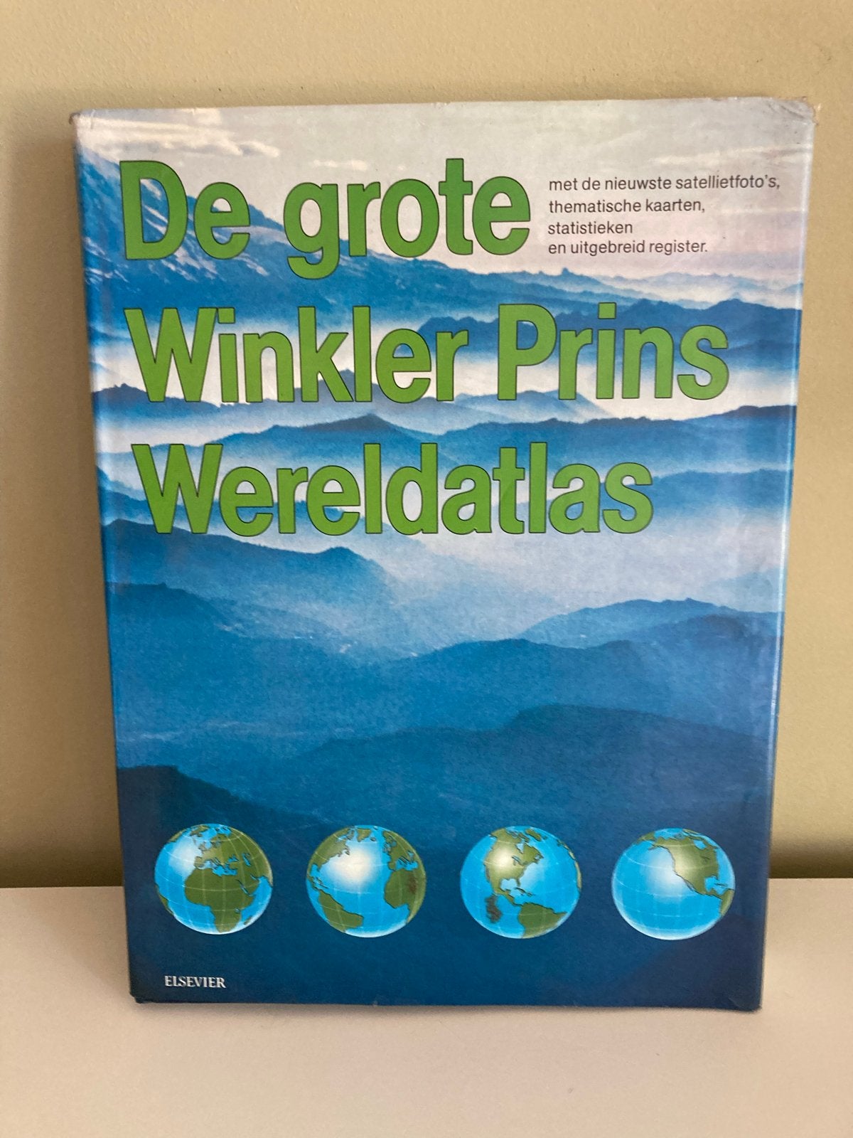 De Grote Winkler Prins Wereldatlas - Elsevier 1977, Boeken, Gelezen, Overige atlassen, Ophalen of Verzenden, 1800 tot 2000