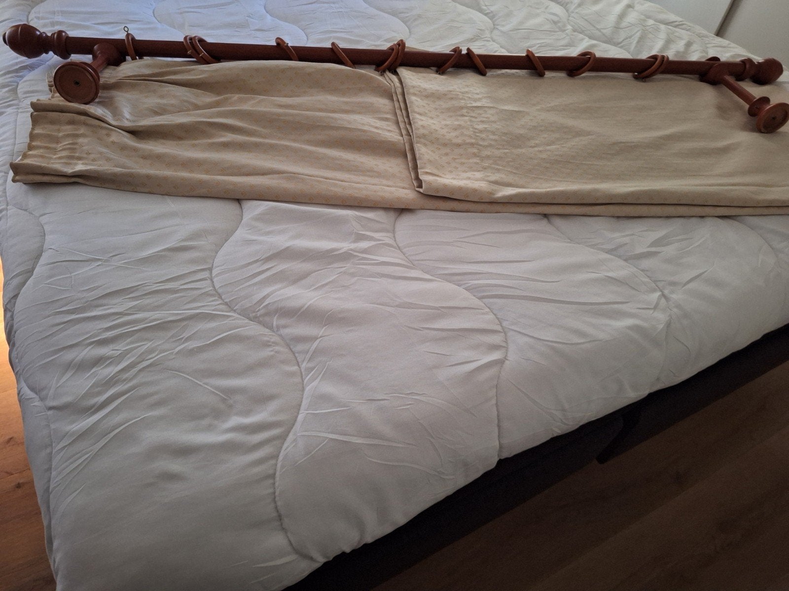 gordijnen creme met een klein geel werkje, Ophalen, Geel