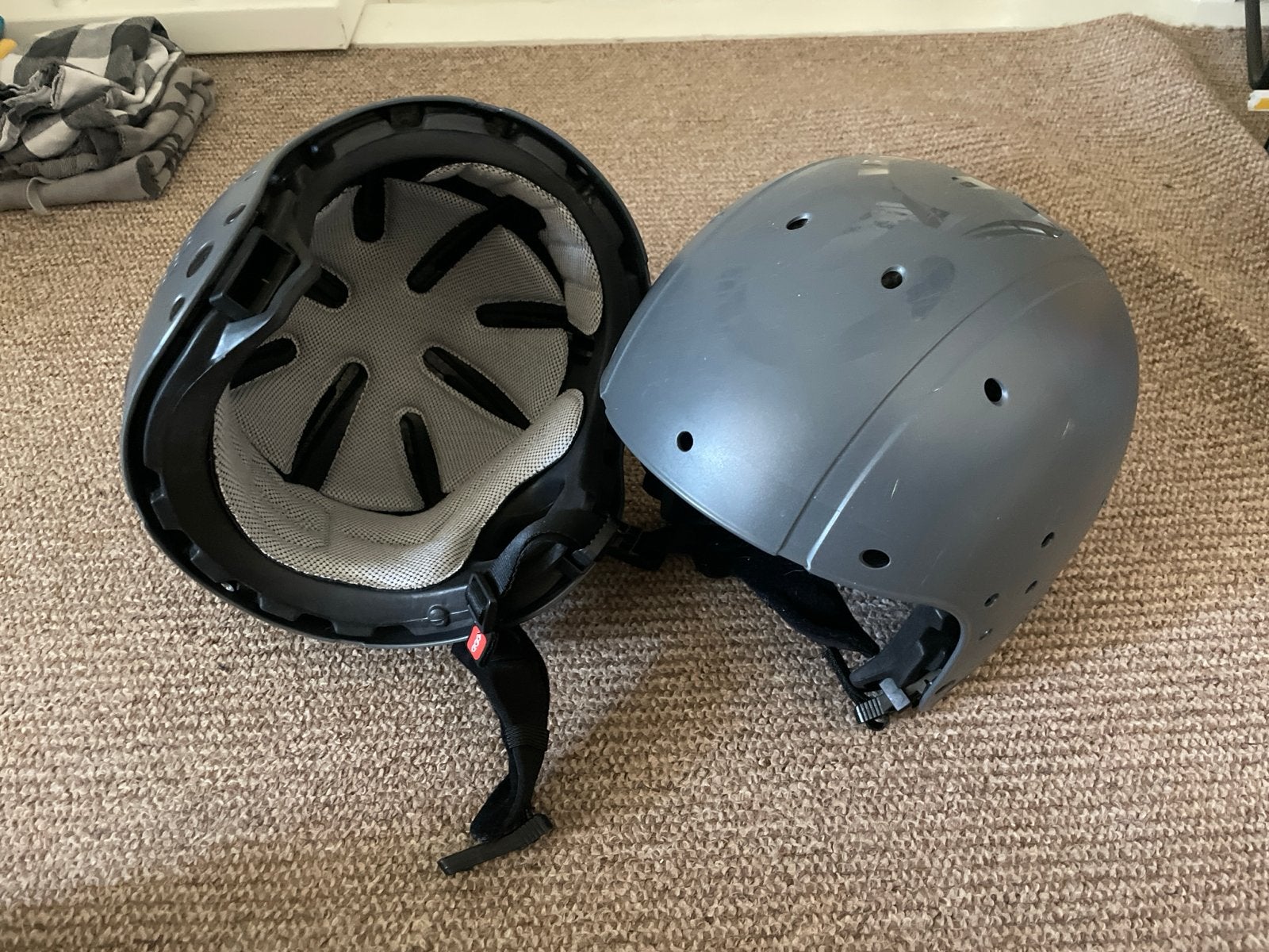 2x EGG skihelmen - Maat M (52-56 cm) - Zo goed als nieuw, Kleding | Dames, Ophalen of Verzenden, Gedragen, Maat 38/40 (M), Overige typen