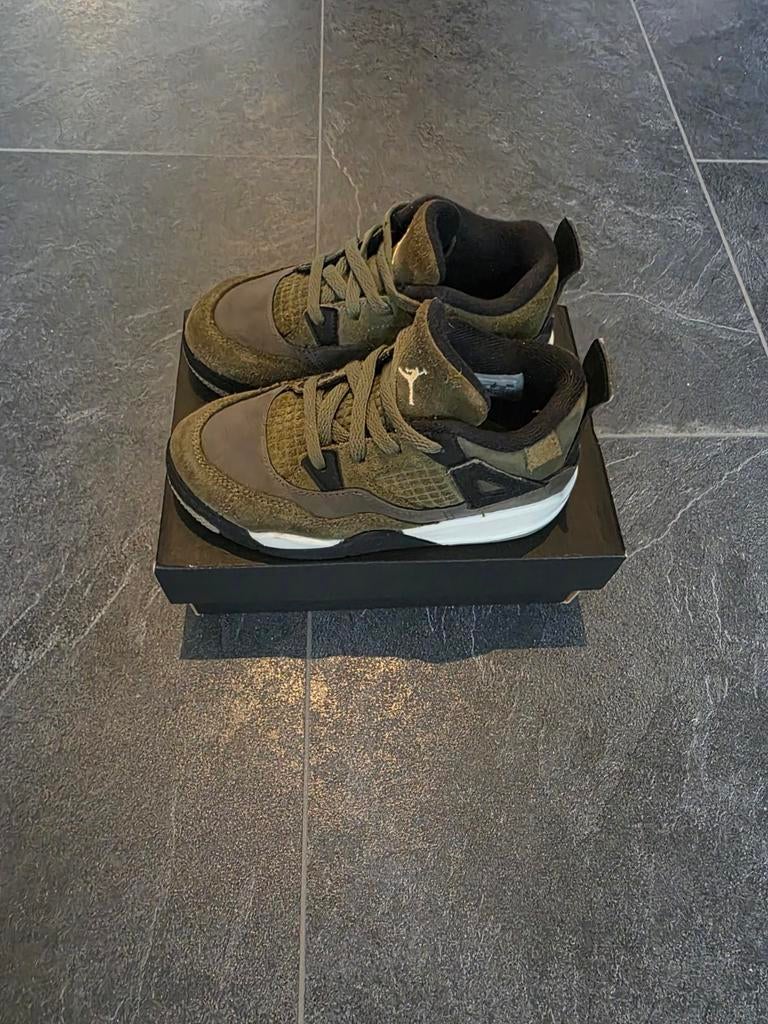 Jordan 4 Retro Medium Olive - maat 27, Kinderen en Baby's, Kinderkleding | Schoenen en Sokken, Ophalen of Verzenden, Zo goed als nieuw