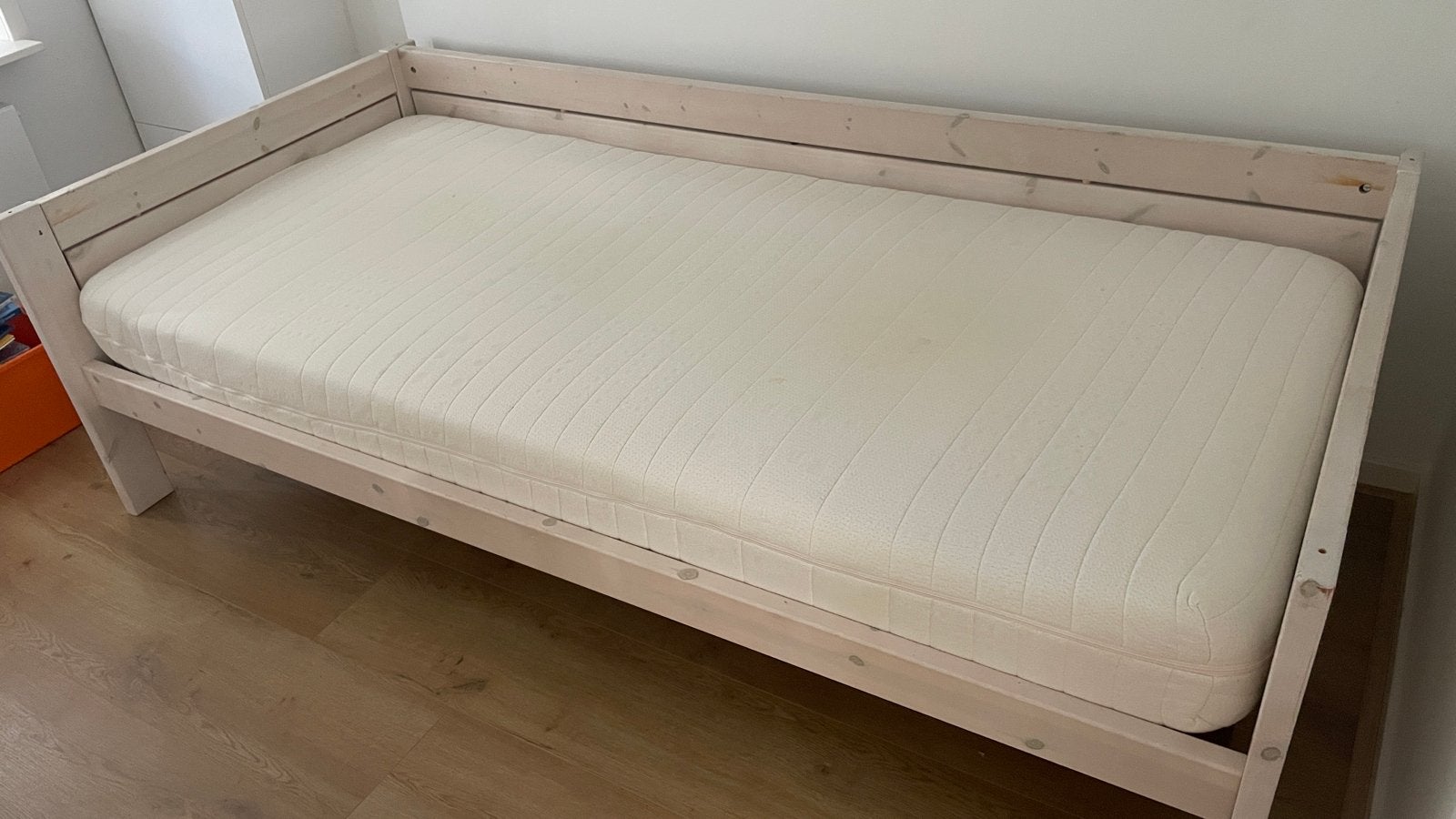 Eenpersoonsbed met matras 90x200 - Zo goed als nieuw, Huis en Inrichting, Slaapkamer | Bedden, Ophalen, 90 cm, Eenpersoons, Wit