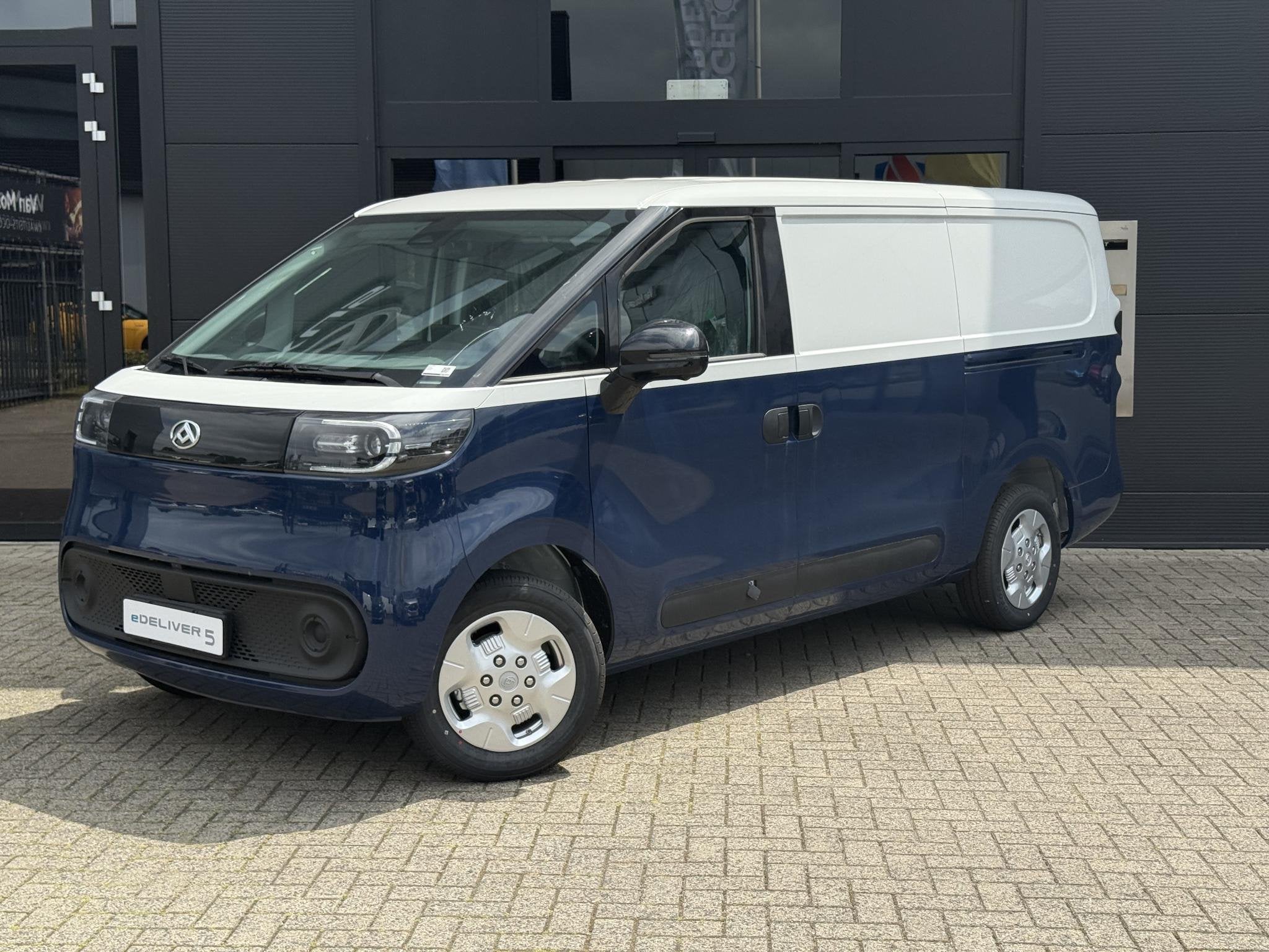 Maxus eDeliver 5 L1H1 64kWh Aut. | Two-Tone | 3-Fase | tot 4