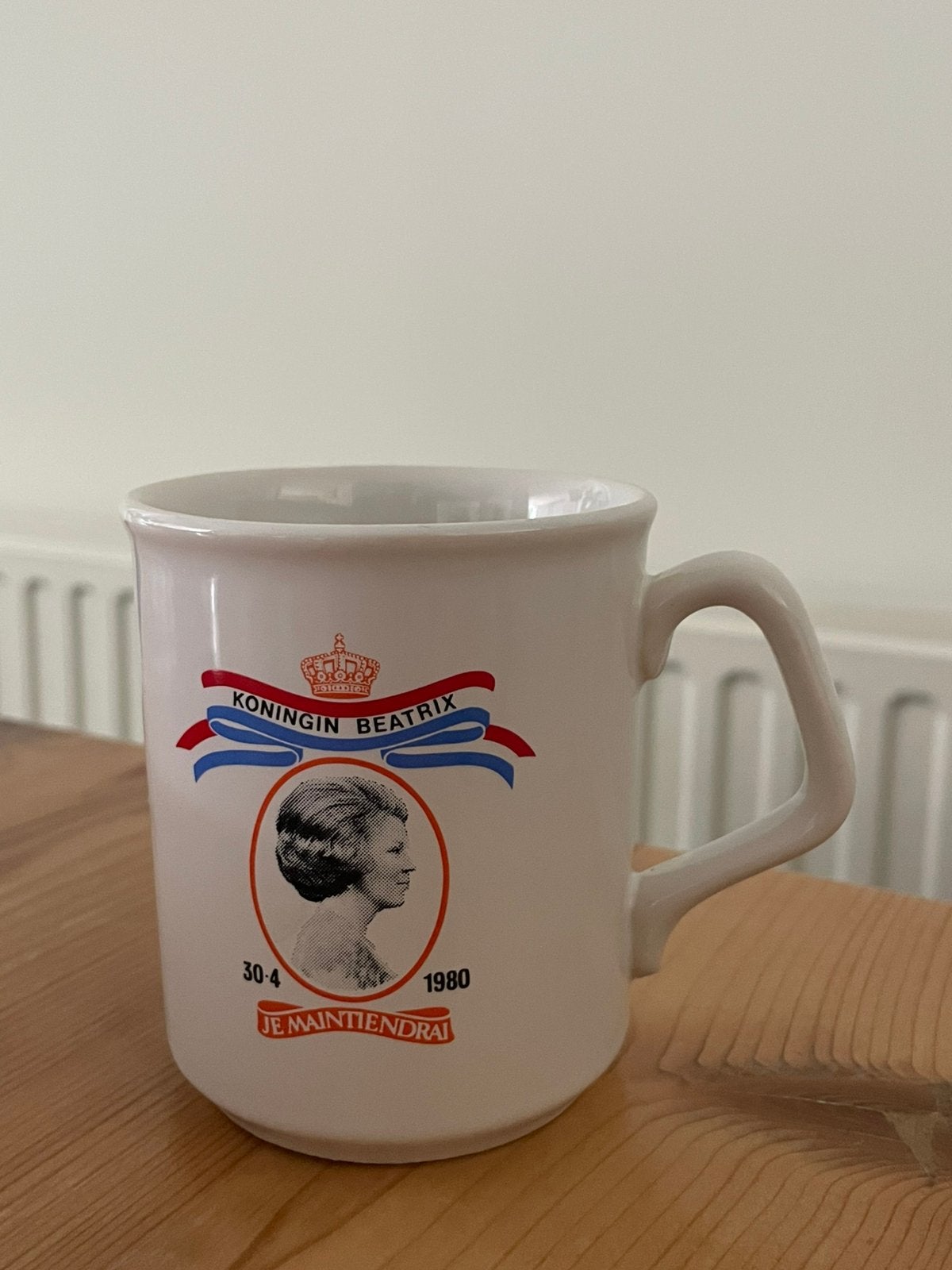 Vintage mok ihkv inhuldiging Koningin Beatrix 30-4-1980, Verzamelen, Ophalen of Verzenden, Zo goed als nieuw, Servies