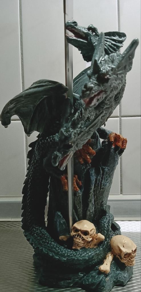 Draak met zwaard en schedels - Fantasy beeldje, Verzamelen, Beelden en Beeldjes, Ophalen of Verzenden, Zo goed als nieuw, Fantasy