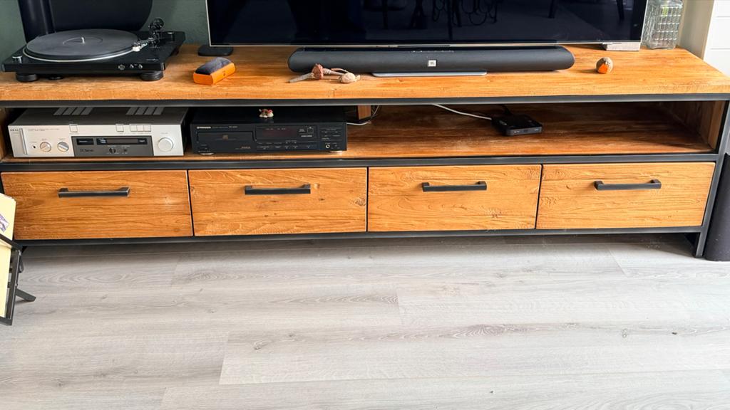 Robuust TV-meubel van hout en metaal met lades, Ophalen, Zo goed als nieuw, 200 cm of meer, Minder dan 100 cm