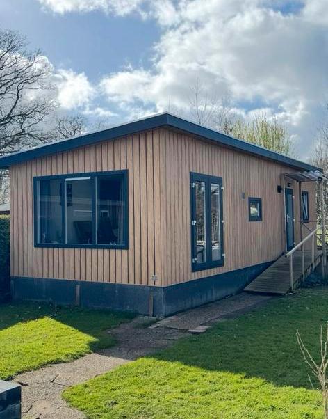 Bijna nieuw en winterhard chalet! 11x4, Caravans en Kamperen, Stacaravans, Tot en met 4