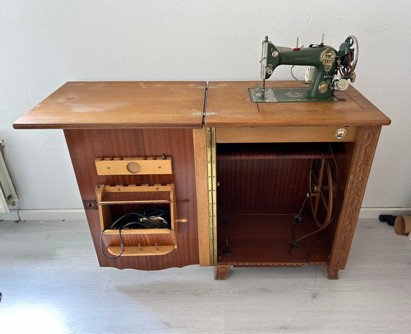 Antieke naaimachinekast, Ophalen
