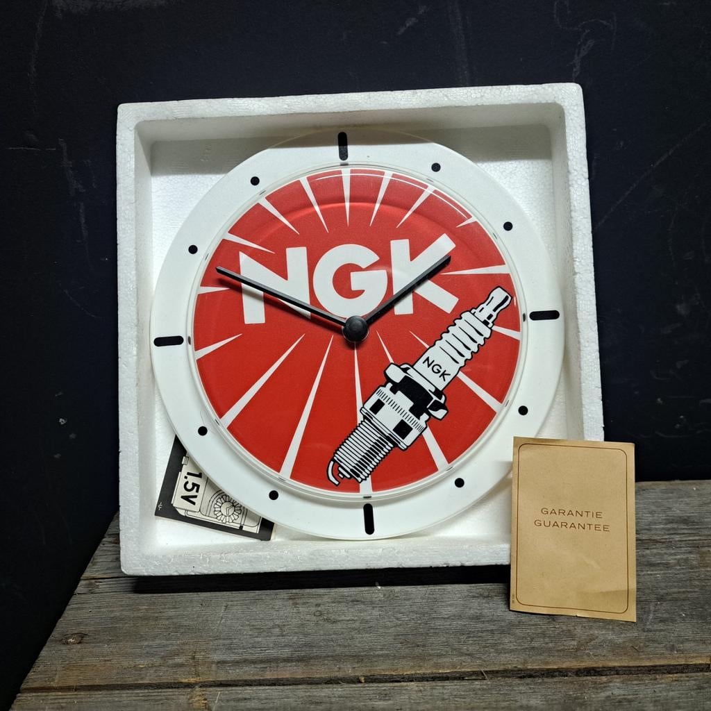 NGK Garageklokje N.o.s nog nieuw in de originele doos, Verzamelen, Merken en Reclamevoorwerpen, Ophalen of Verzenden, Nieuw, Reclamebord
