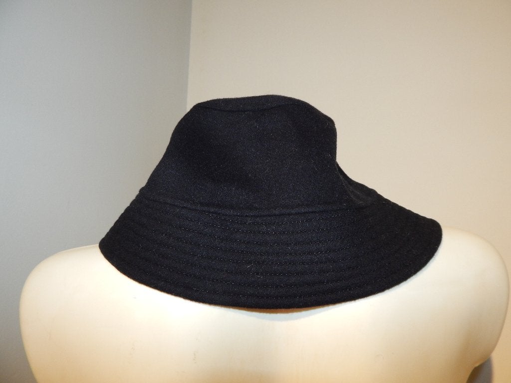 Max Mara wollen hoed zwart van kleur vissers hoedje, 56 of 57 cm (M, 7 of 7⅛ inch), Verzenden, Hoed, Max Mara