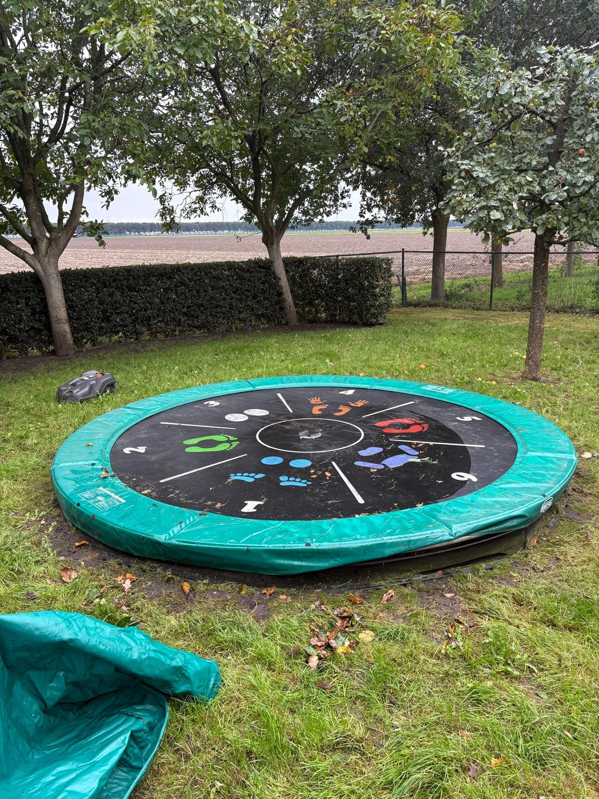 Berg trampoline met speelelementen en hoes, Ophalen, Gebruikt