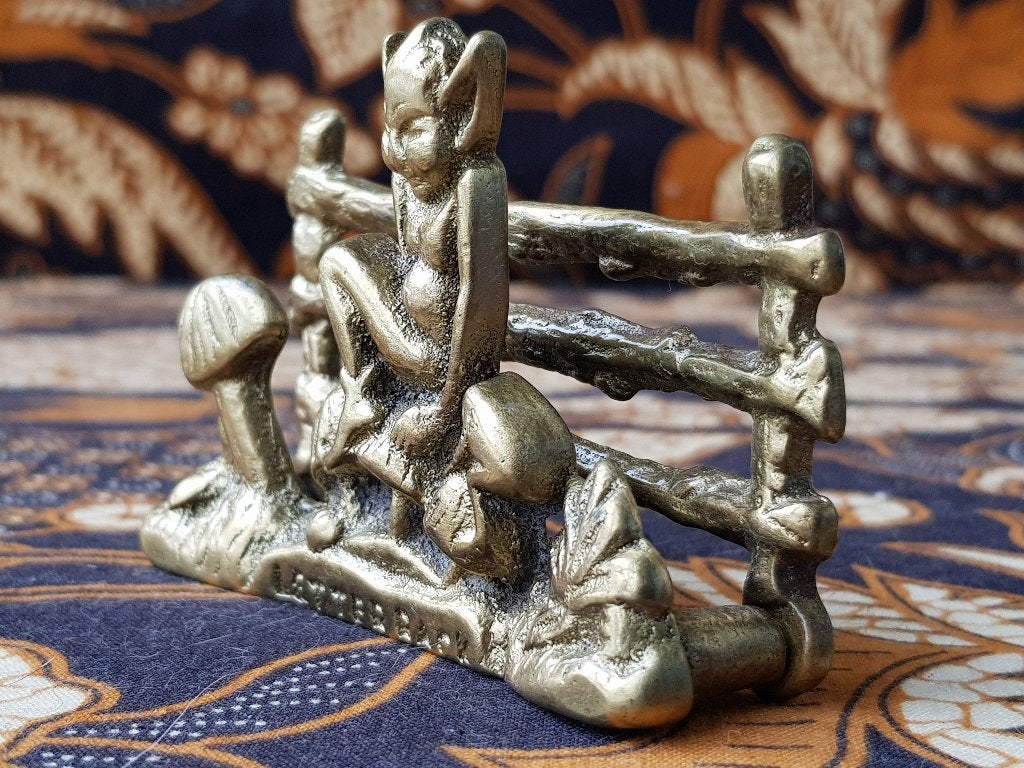 Mooie oude Engelse brievenhouder met een Pixie 8,5 cm., Ophalen of Verzenden, Koper