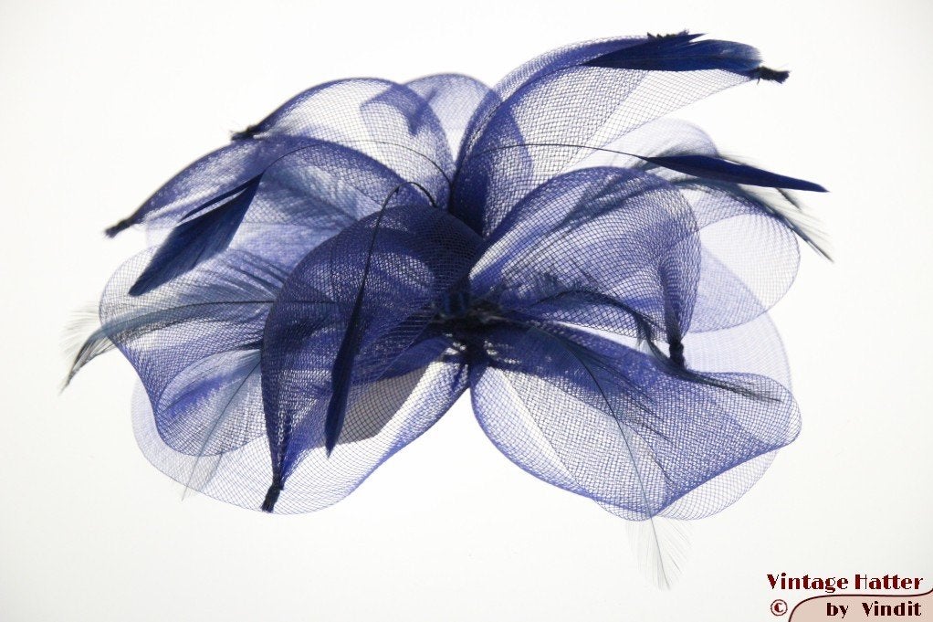Disc Fascinator donker blauw met veren en clip nieuw 1 size, Ophalen of Verzenden, Nieuw, One size fits all, Hoed
