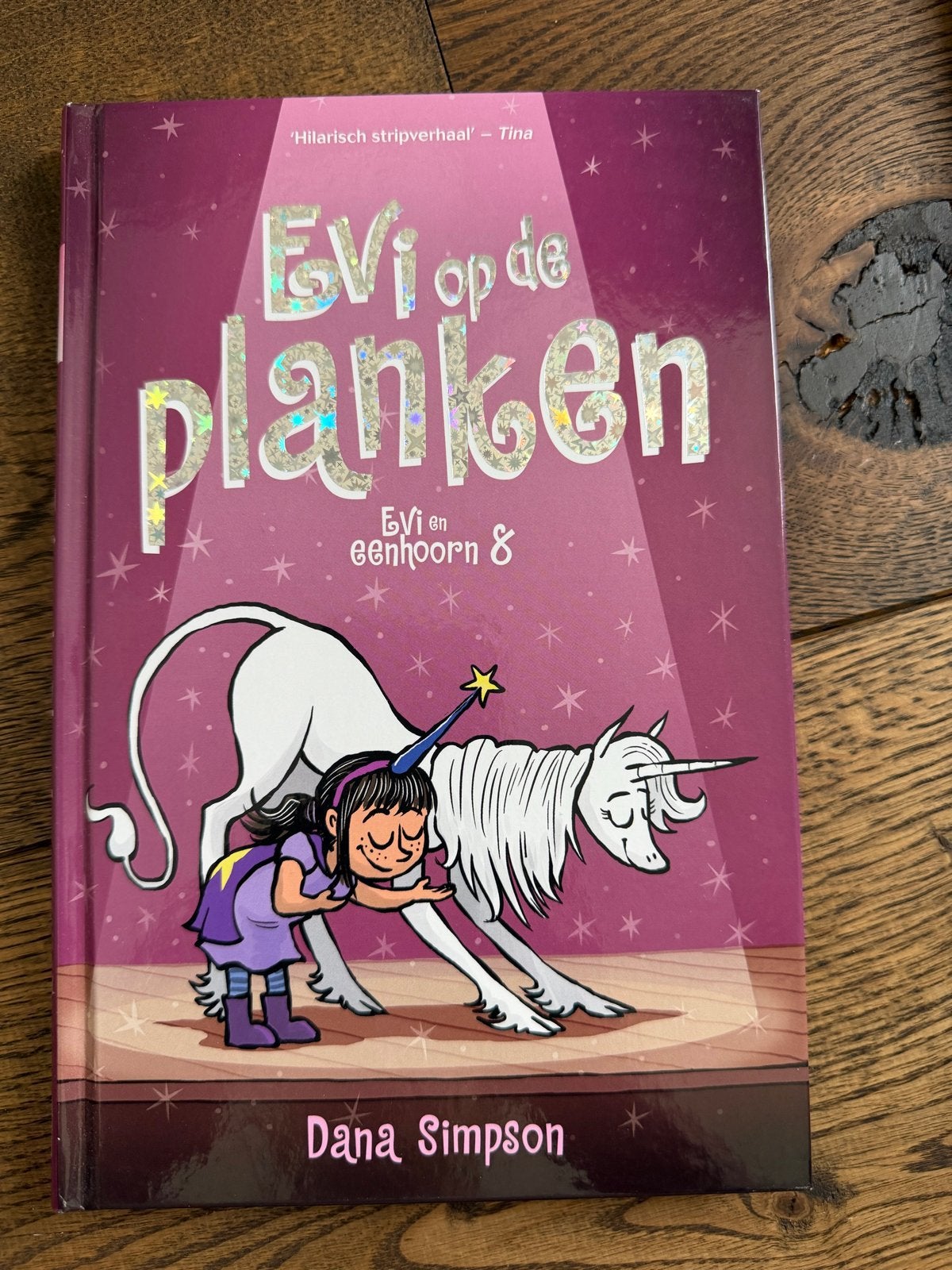 Evi op de Planken - Evi en Eenhoorn 8 - Dana Simpson, Ophalen of Verzenden, Zo goed als nieuw, Fictie algemeen