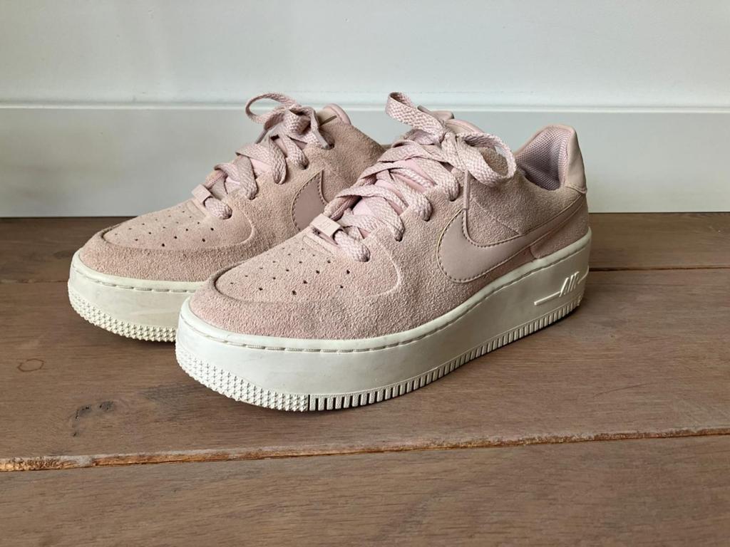 Nike air force 1 sage low suède plateau 37.5, Nike, Ophalen of Verzenden, Sneakers of Gympen, Roze