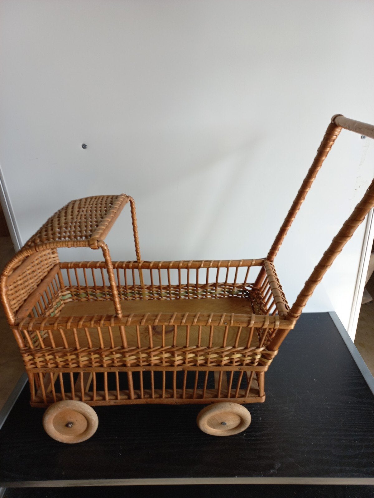 Vintage rieten poppenwagen - Handgemaakt en charmant, Ophalen, Gebruikt, Overige typen