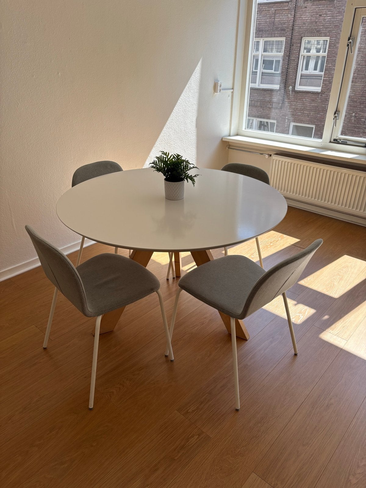 Ronde eettafel met massief houten onderstel (120cm), Huis en Inrichting, Tafels | Eettafels, Ophalen, Gebruikt, 100 tot 150 cm