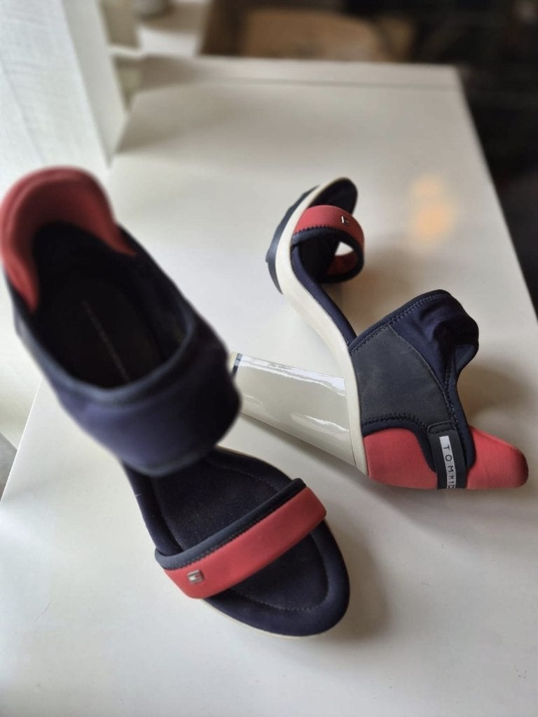 Tommy Hilfiger sportieve peeptoe maat 39, Pumps, Zo goed als nieuw, Tommy Hilfiger, Verzenden
