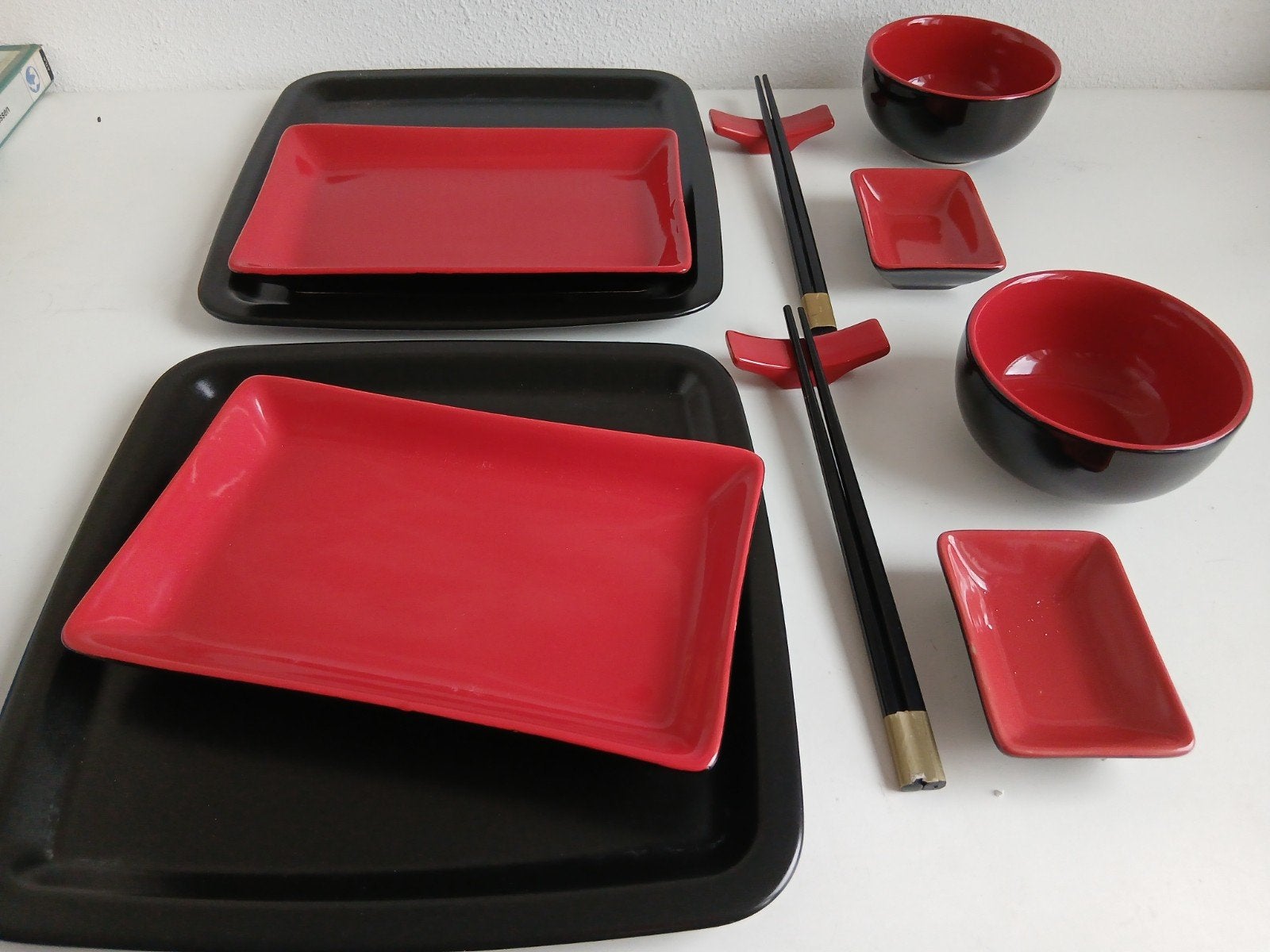 nieuw aardewerk sushi set voor 2 personen. 1 klein schaaltje, Ophalen of Verzenden, Nieuw, Schaal