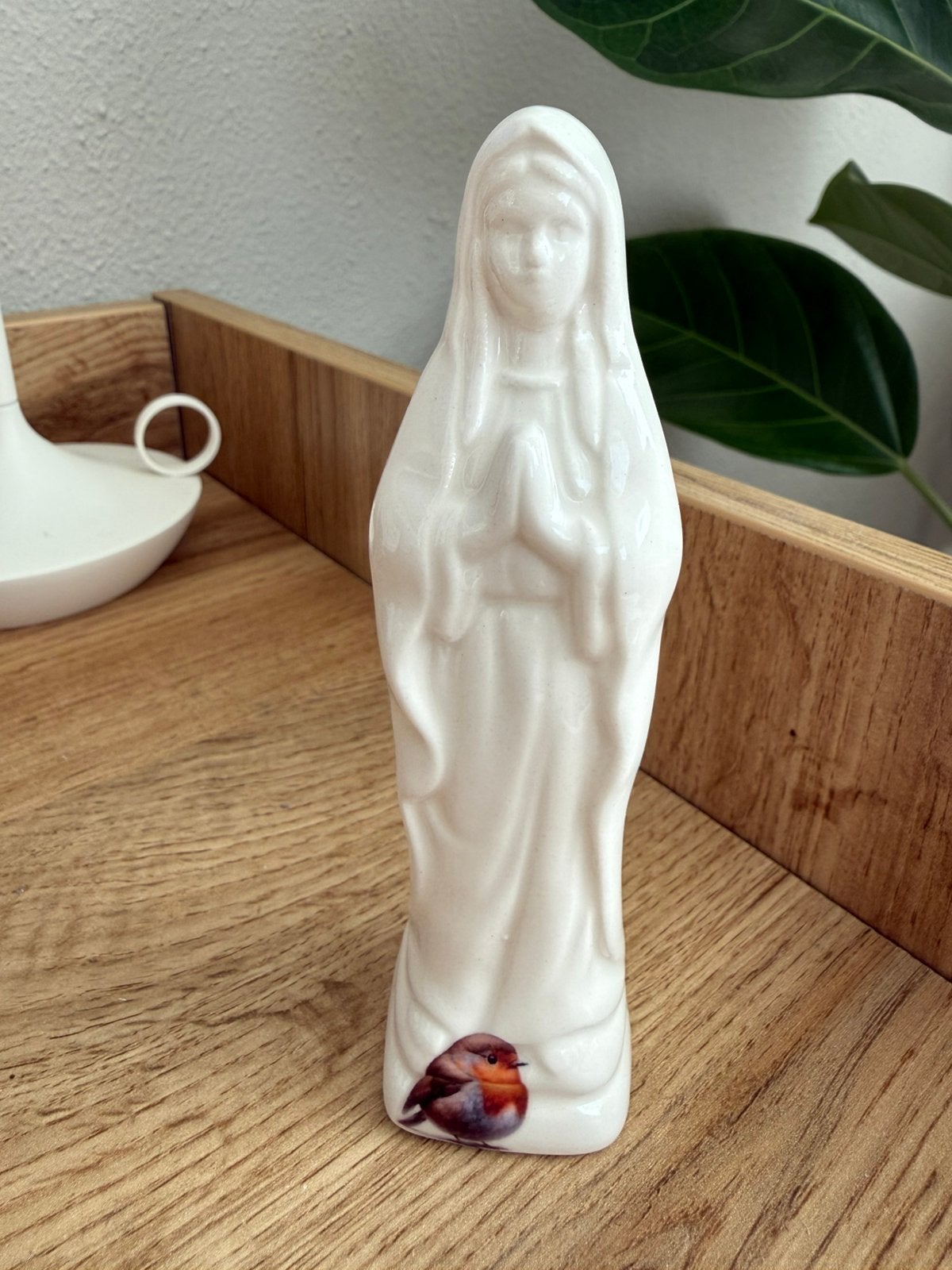 Nieuw porseleinen Maria beeldje met afbeelding roodborst, Ophalen of Verzenden, Nieuw, Religie
