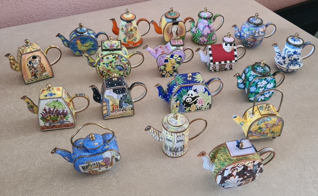 Kelvin Chen miniatuur theepotjes, Ophalen