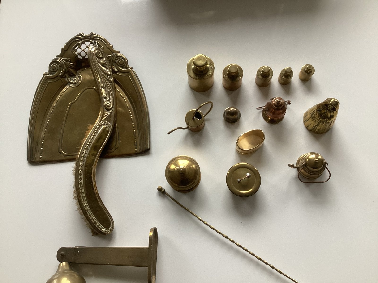 Diverse messing collectie: bel, stoffer en blik, gewichten, Antiek en Kunst, Antiek | Koper en Brons, Ophalen of Verzenden, Koper