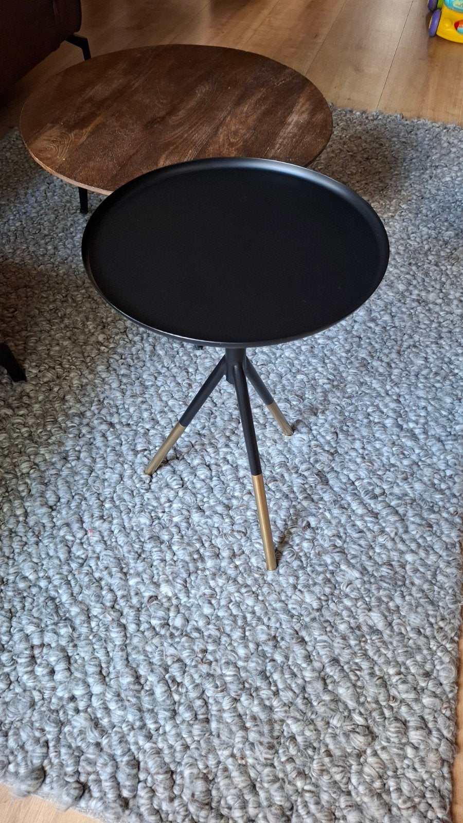 Dutchbone Elia bijzettafel - Zwart/Goud, Rond, 59 cm hoog, Huis en Inrichting, Metaal of Aluminium, Rond, Modern, Chique, Luxe