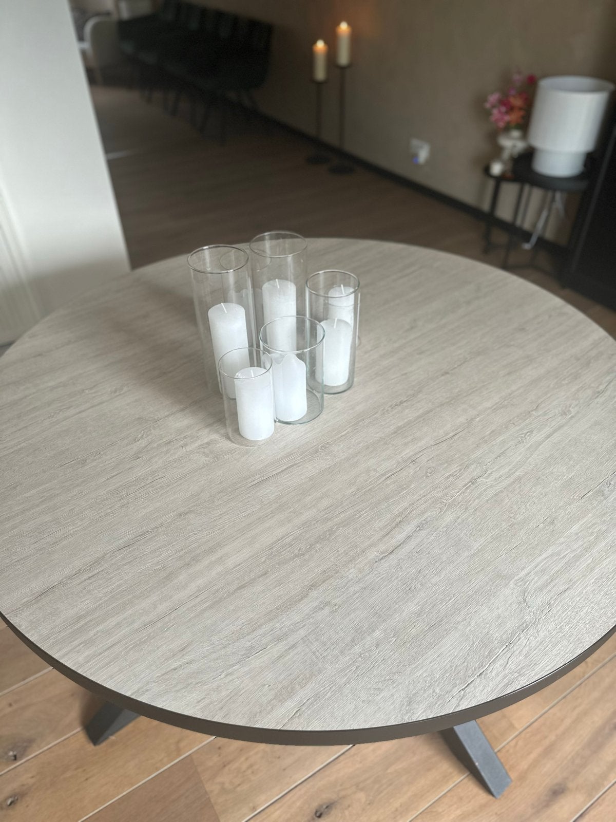 Moderne ronde eettafel met metalen onderstel 140cm doorsnede, Huis en Inrichting, Tafels | Eettafels, Ophalen, 100 tot 150 cm