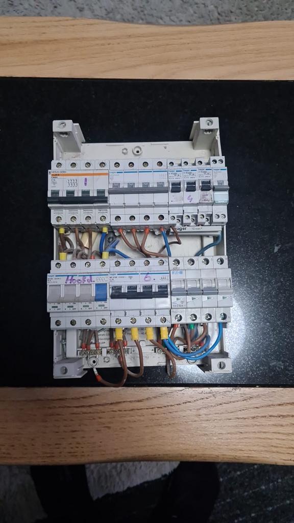 Hager Stroomonderbreker / Groepenkast, Doe-het-zelf en Verbouw, Elektra en Kabels, Ophalen, Gebruikt, Overige typen