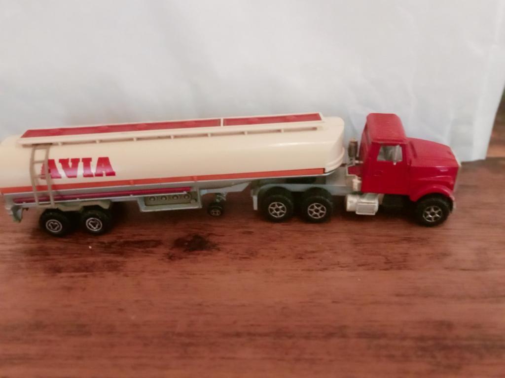 2x Majorette Avia Tankwagen - Vintage Speelgoed, Ophalen of Verzenden, Zo goed als nieuw, Truck, Overige merken
