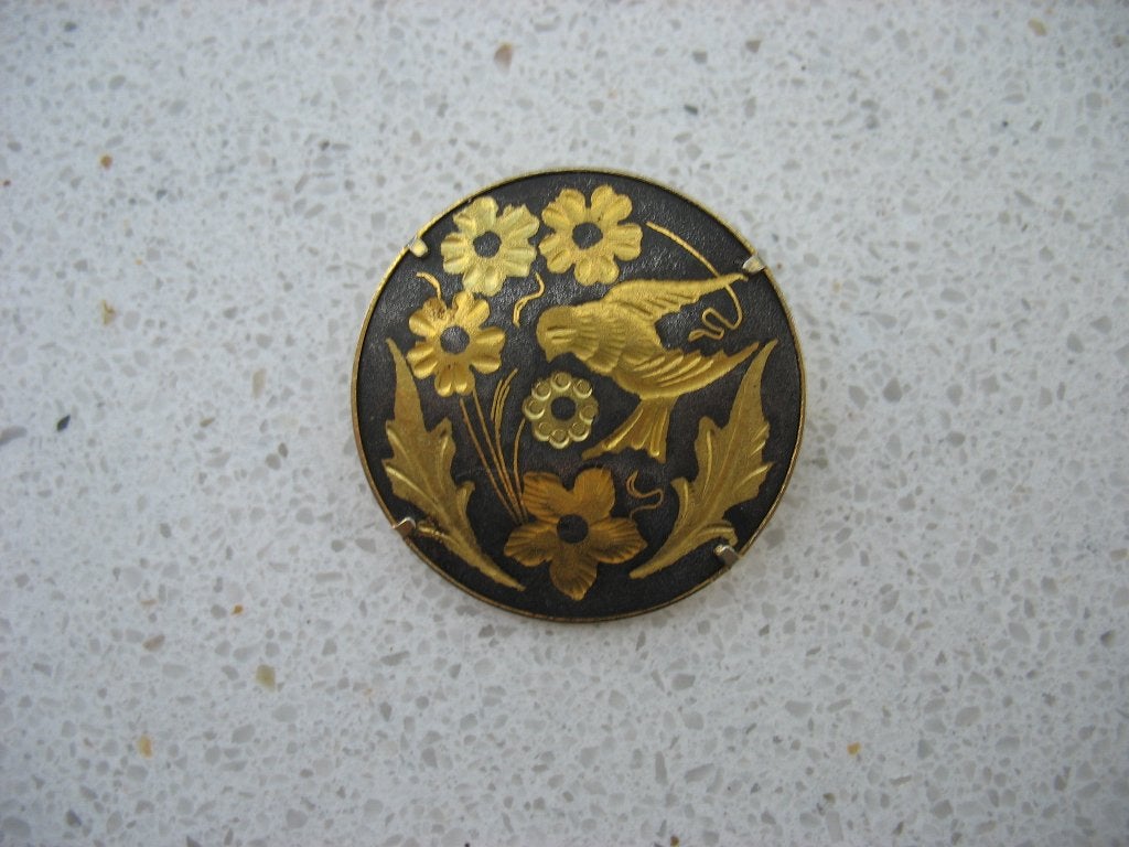 Damascene Toledo Broche Goldtone Zwart Flower Bird Vintage, Ophalen of Verzenden, Overige materialen, Broche, Verguld