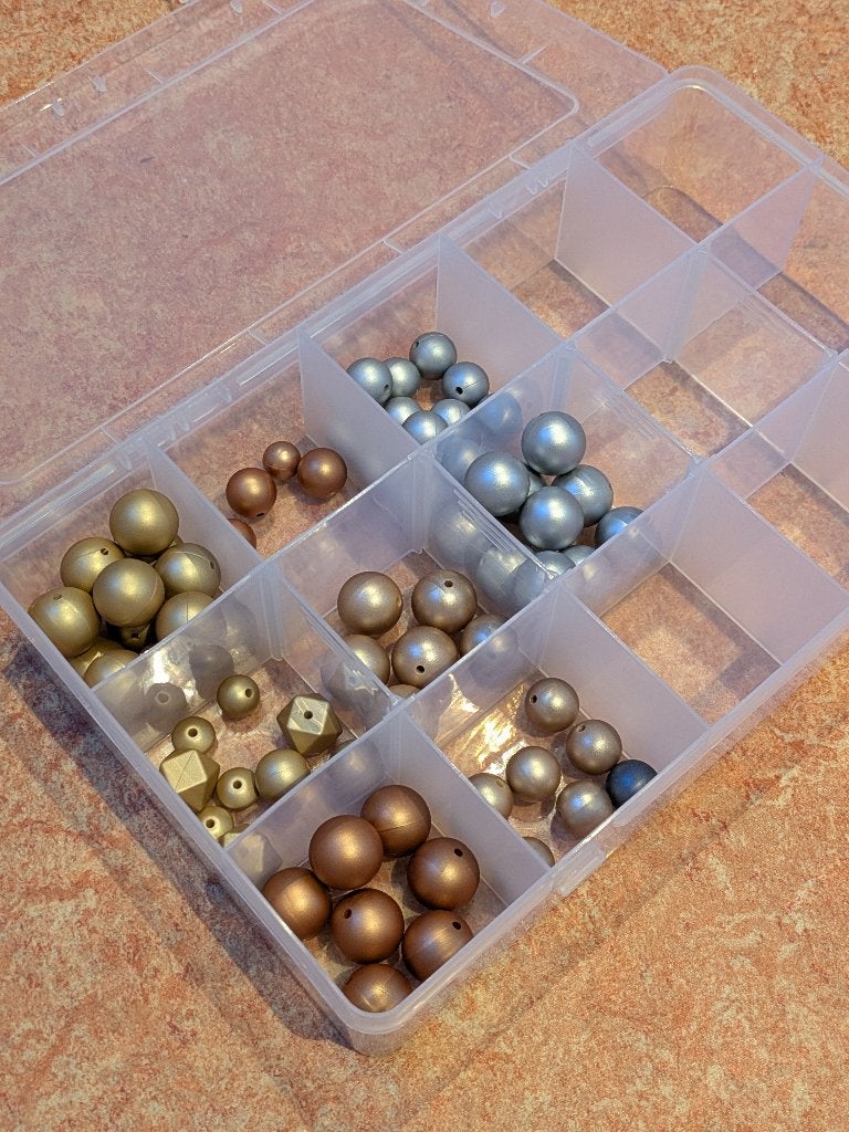 Diverse siliconen kralen in opbergdoos, Hobby en Vrije tijd, Kralen en Sieraden maken, Ophalen of Verzenden, Gebruikt, Kraal