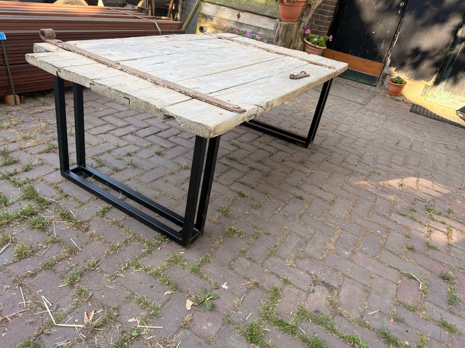Robuuste Salontafel van Oud Hout met Metalen Onderstel, Huis en Inrichting, Tafels | Salontafels, 50 – 75, Gebruikt, 150 tot 200 cm