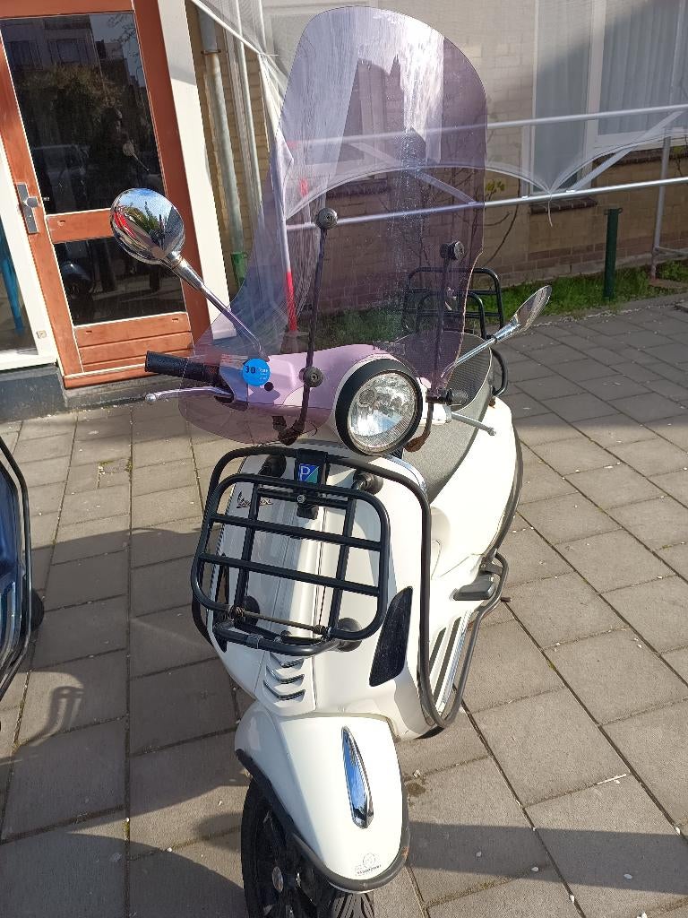 Vespa Primavera/ wit, Fietsen en Brommers, Snorfietsen en Snorscooters, Ophalen, Gebruikt, Benzine, Vespa