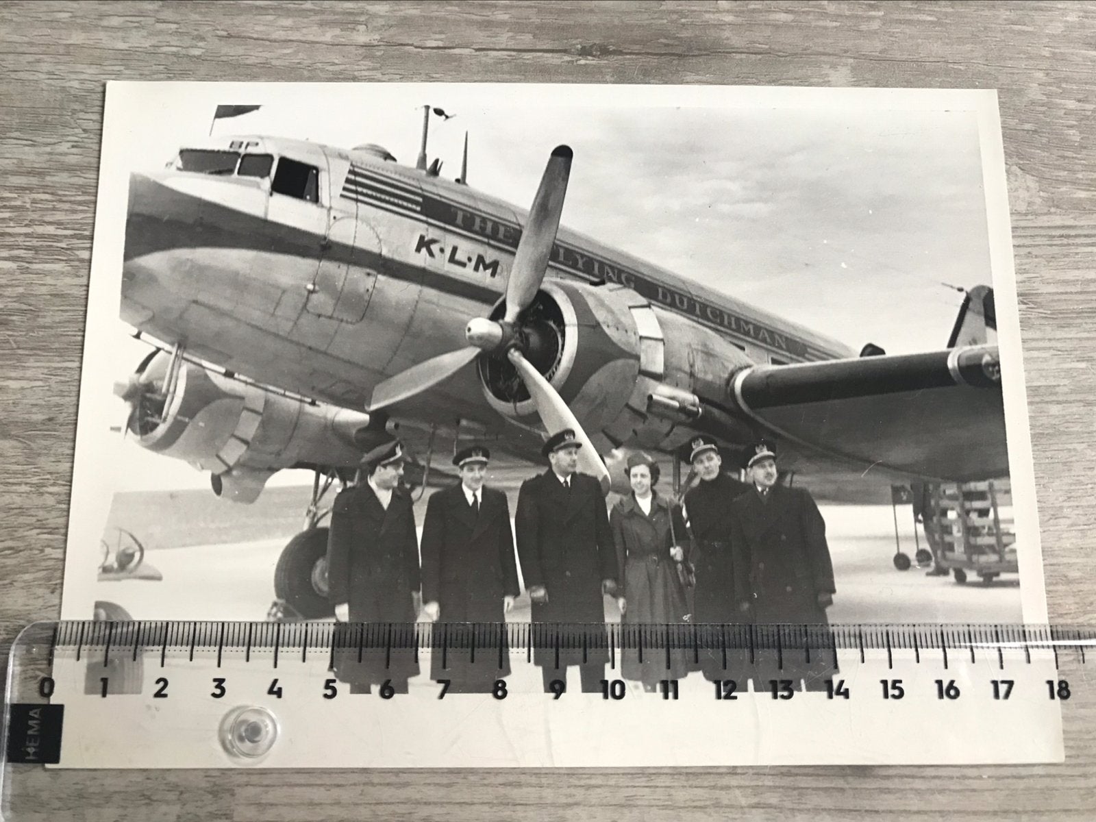 Douglas DC-3 PH-TBP KLM Vliegtuig & Crew Foto Luchtvaart 50s, Verzamelen, Ophalen of Verzenden, Zo goed als nieuw, Kaart, Foto of Prent