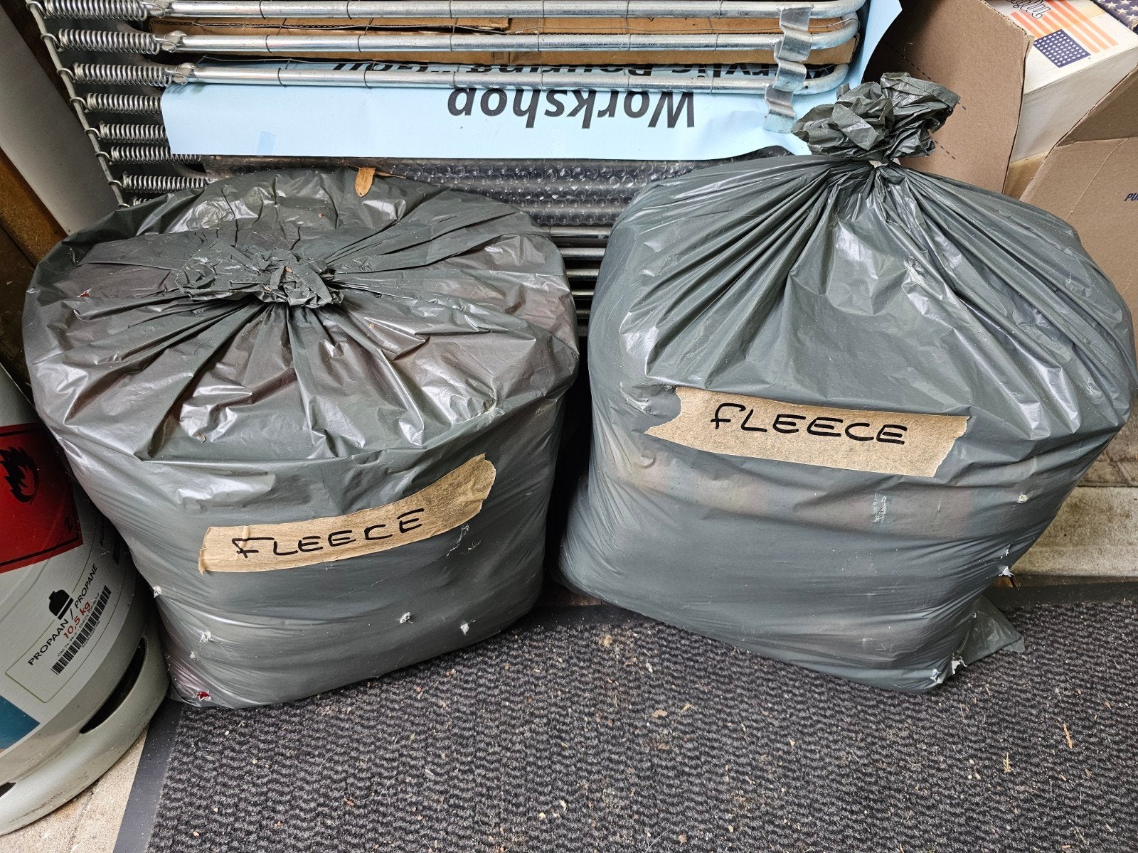 2 zakken fleece(achtige) stoffen in diverse kleuren en dessi, Hobby en Vrije tijd, Ophalen, Overige kleuren, Katoen, 120 cm of meer