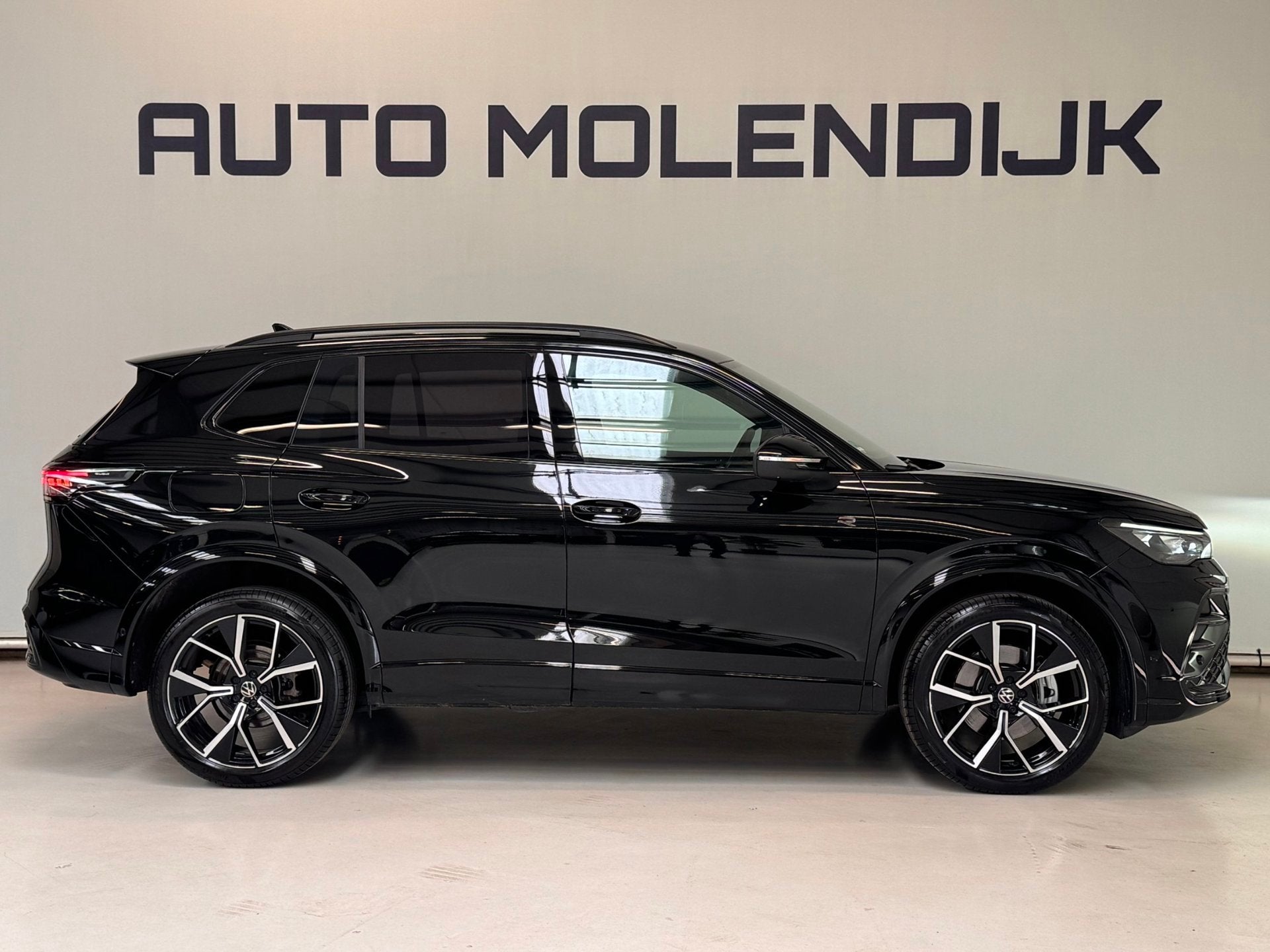 Volkswagen Tiguan 1.5 e-Hybrid R-Line Black / 20 inch / 5jr, Auto's, Volkswagen, Zwart, Leder en Stof, Zwart, Bedrijf