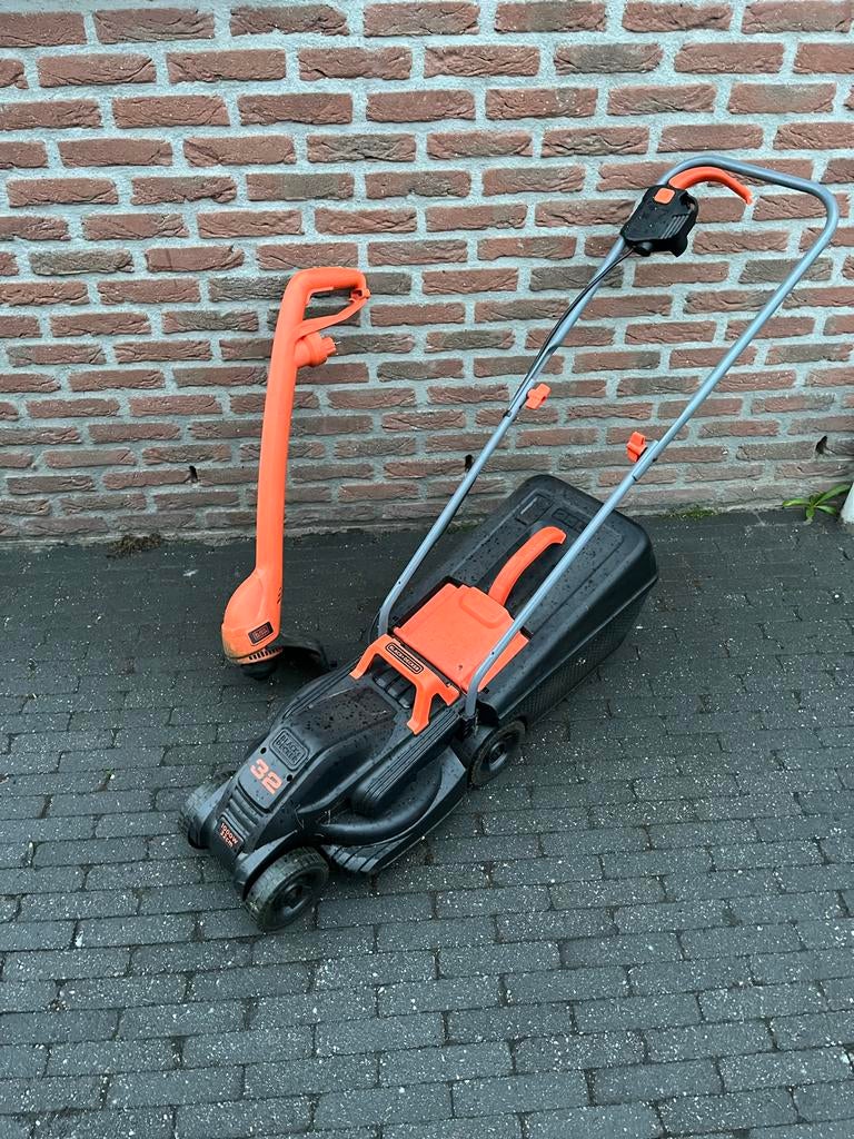 Black+Decker Grasmaaier + Trimmer 32cm 1000W, Ophalen, Cirkelmaaier, Elektrische grasmaaier, Zo goed als nieuw