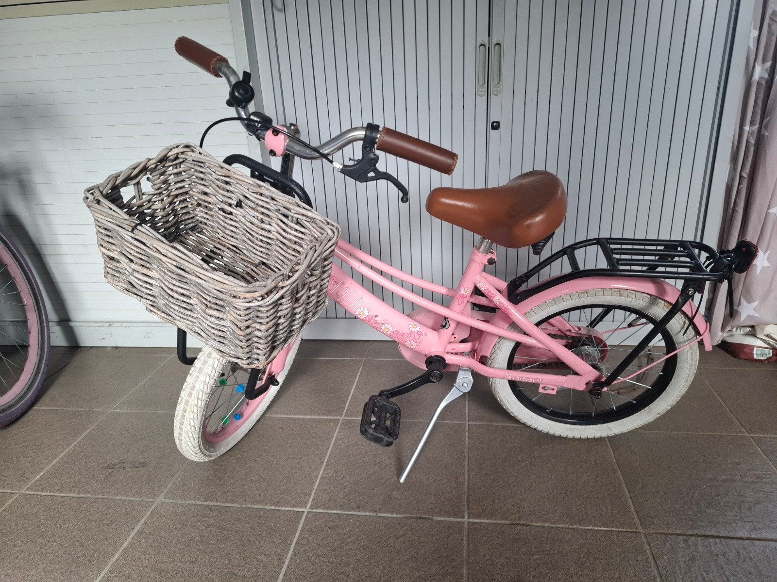 Roze kinderfiets 16 inch met mandje en bagagedrager, Fietsen en Brommers, Ophalen, Gebruikt, Terugtraprem, 16 tot 20 inch