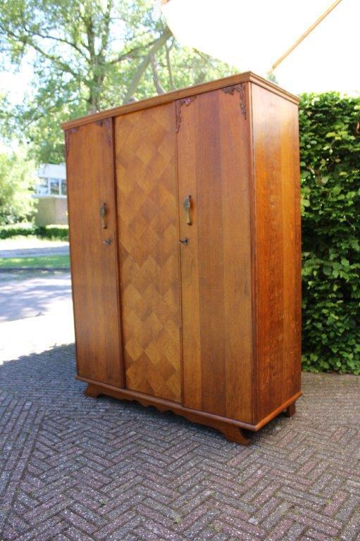 Vintage (50-60) 3-deurs houten kledingkast, 1/3 leg 2/3 hang, Ophalen, Met deur(en), Vintage (jaren 50-60) 3-deurs houten kledingkast