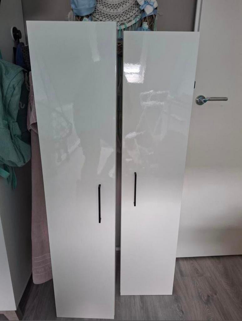 2x Hoge witte glanzende kasten met glazen planken, Ophalen of Verzenden, Gebruikt