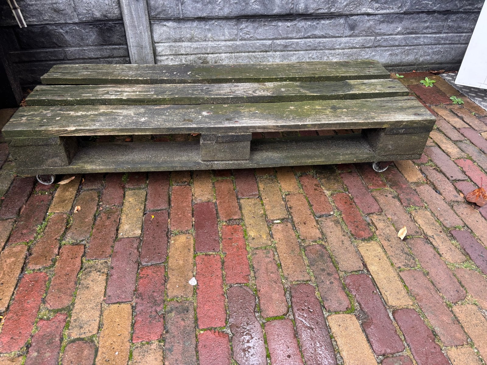 GRATIS! Robuuste houten pallet op wieltjes - 130x40 cm, Ophalen, Gebruikt