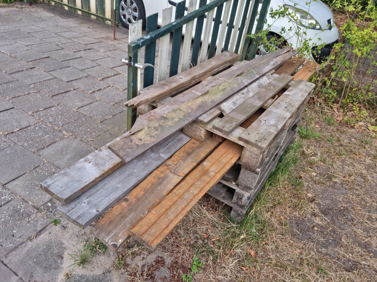 Partij haardhout pallets balken planken alles maar €5,-!, Minder dan 3 m³, Ophalen