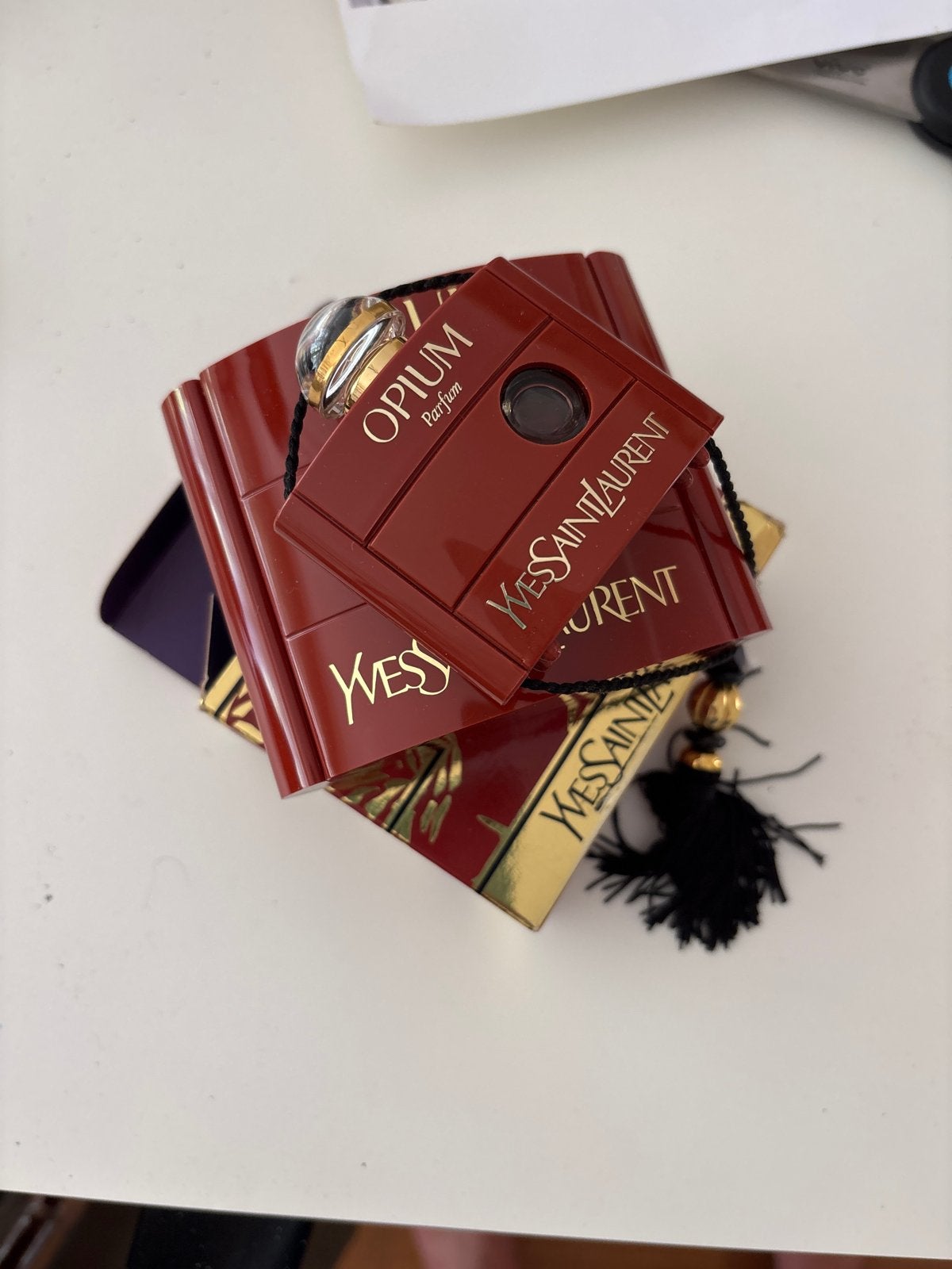Vintage Yves Saint Laurent Opium Parfum en Zeep, Verzamelen, Speldjes, Pins en Buttons, Nieuw, Ophalen of Verzenden