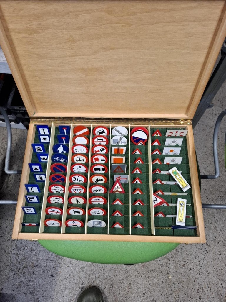 vintage miniatuur verkeersbordjes en kenteken plaatjes, Verzamelen, Ophalen of Verzenden, Gebruikt, Auto's