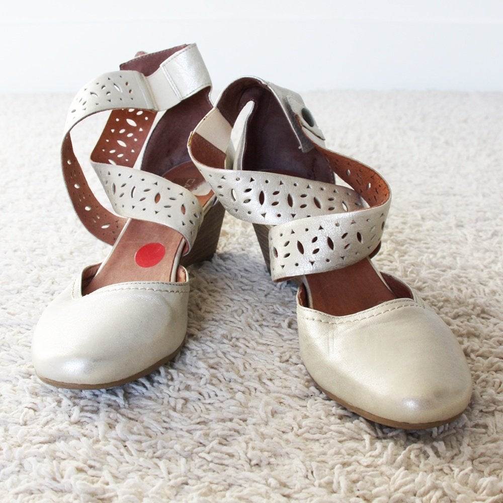 Prachtige Zilveren Leren Carmens Pumps (Maat 40) - s8 € 30,-, Pumps, Overige kleuren, Ophalen of Verzenden, Zo goed als nieuw