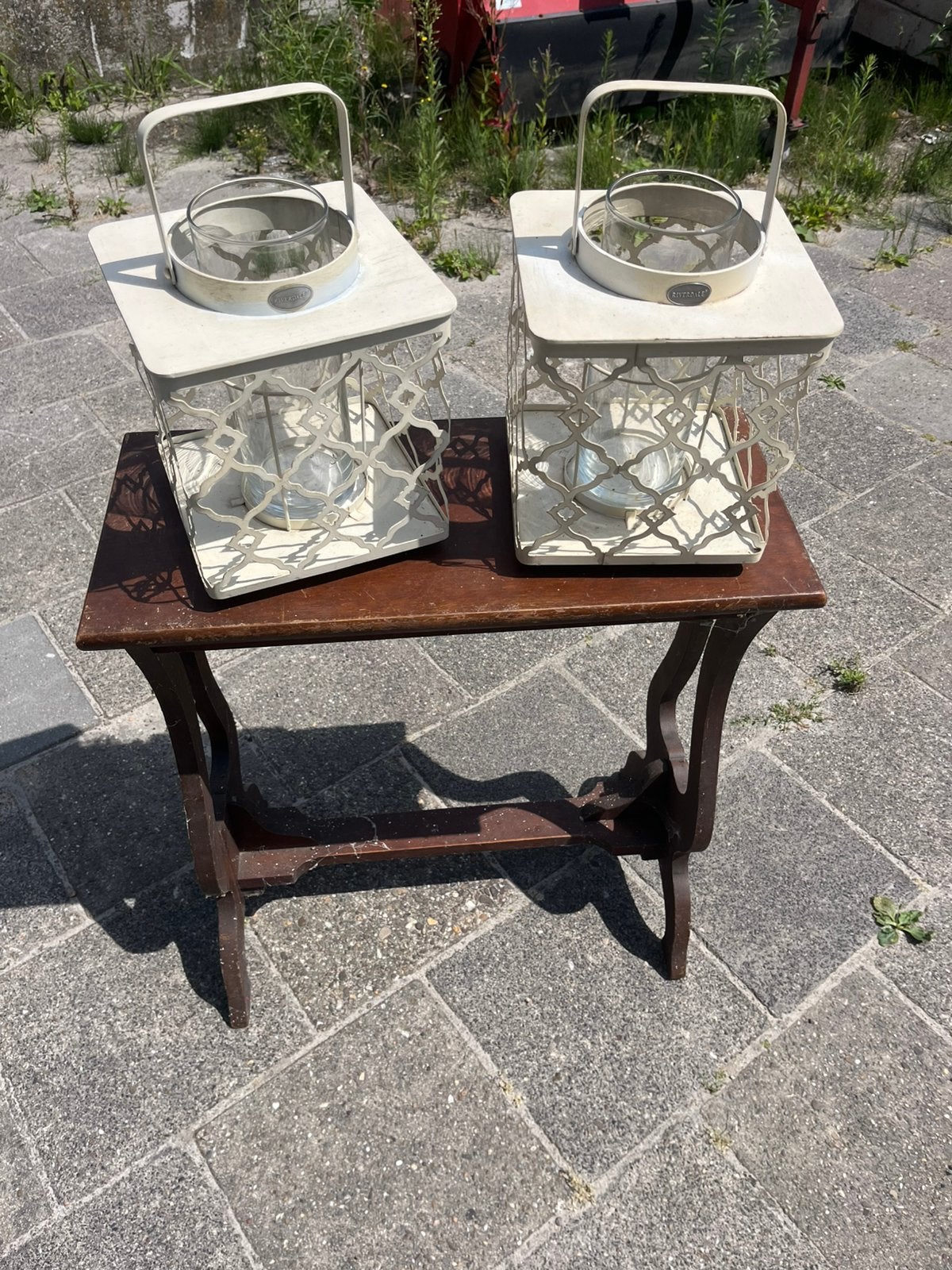 2 windlichten kleur wit, plus tafeltje, Ophalen