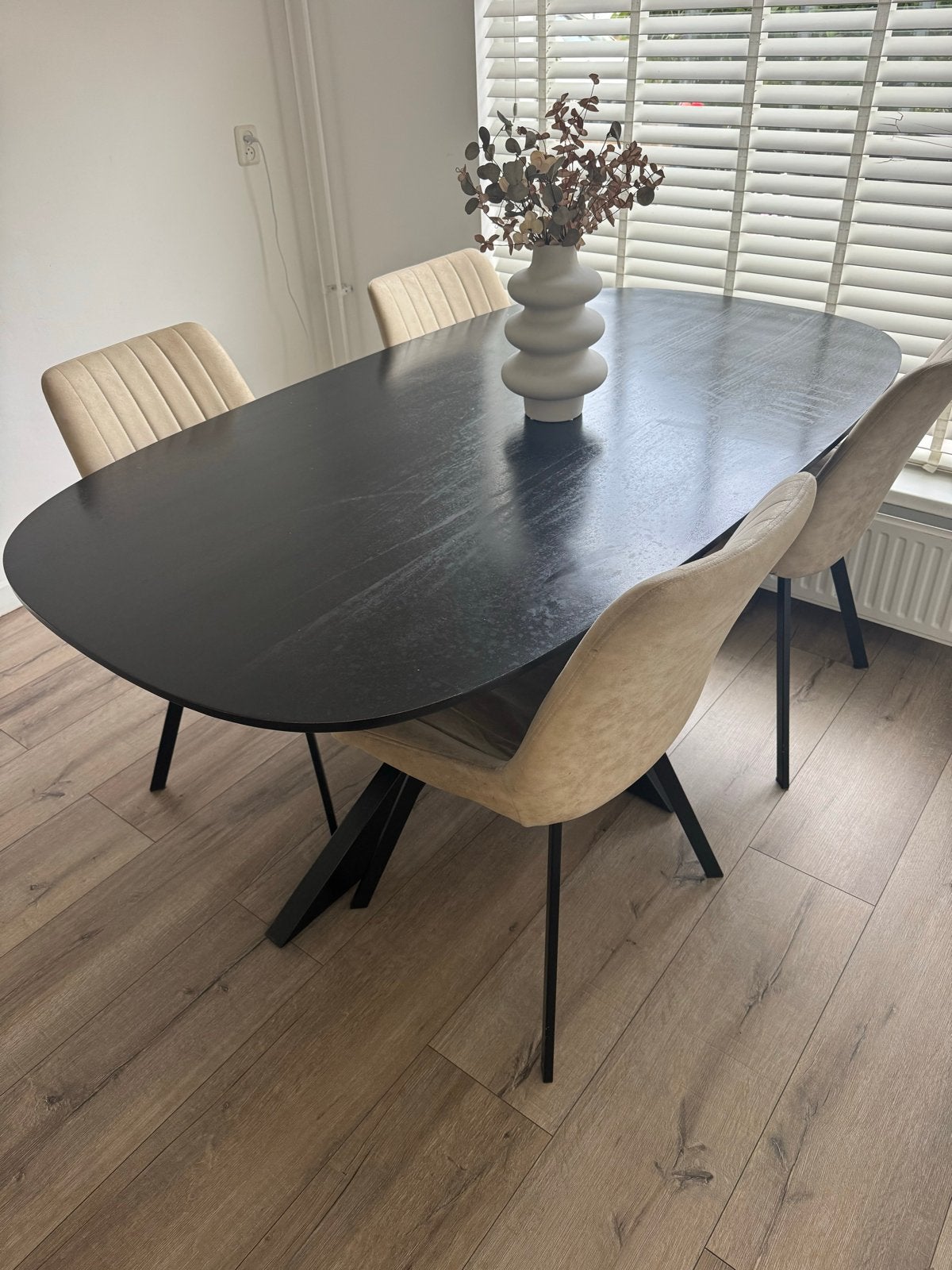 Elegante zwarte eettafel met uniek onderstel, Huis en Inrichting, Ophalen, 100 tot 150 cm, Eikenhout, Zo goed als nieuw